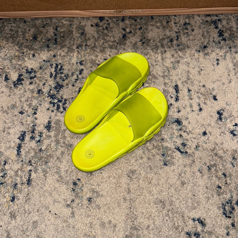 Lime green flip flops - Picture 2 of 3